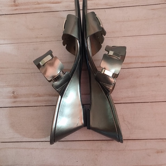 🌸🍀 Beautiful metallic sandals by Coach and Four - Picture 4 of 10